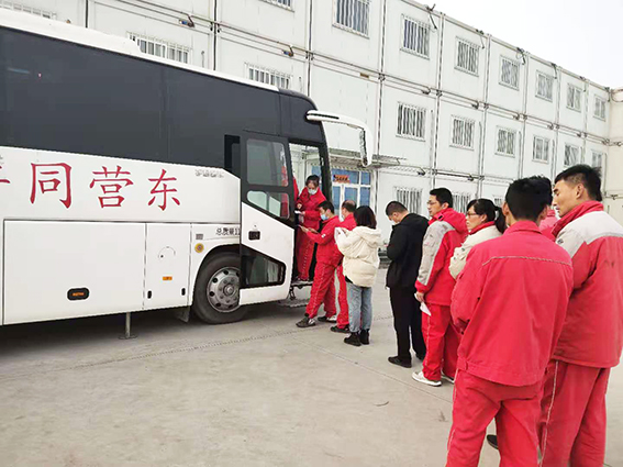 员工正在有秩序的进行体检1.jpg
