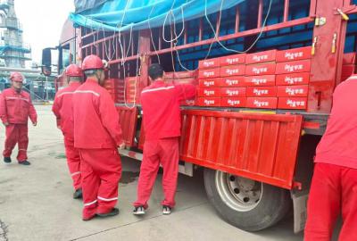 集团为员工发放红富士苹果福利  